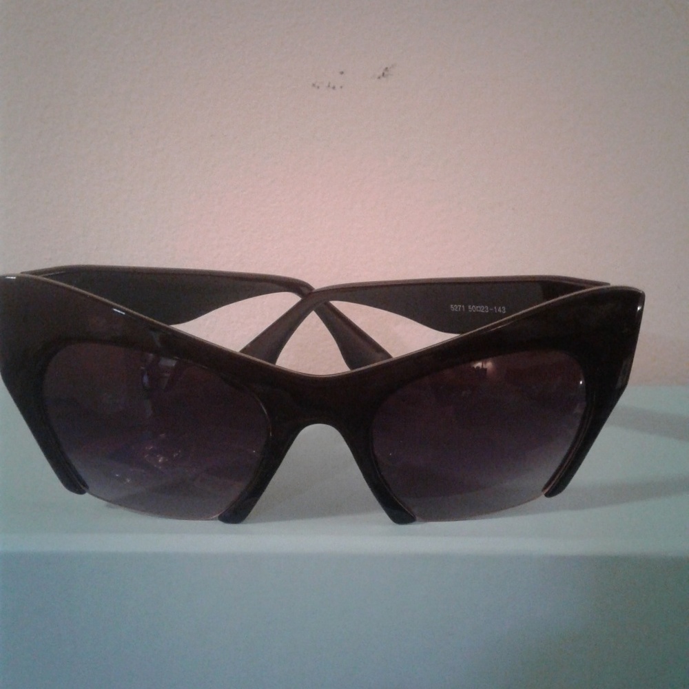 BRAND NEW WOMAN'S SUNGLASSES BLACK